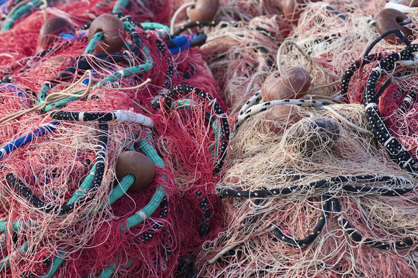 İtalya, Sicilya, Marina di Ragusa (Ragusa Eyaleti), limanda balıkçı ağları - Fotoğraf, Görsel