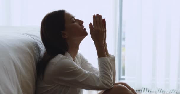 Triste deprimida jovem senhora sentar sozinho no chão no quarto
 - Filmagem, Vídeo