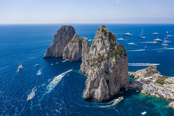 Veduta aerea delle falesie calcaree dei faraglioni in estate nel Mar Tirreno al largo dell'Isola di Capri
 - Foto, immagini
