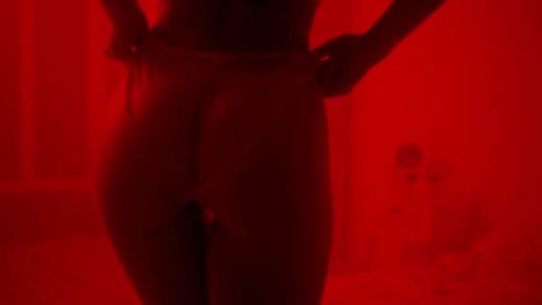 Closeup nahá dívka pózující v sexy kalhotky v tmavé ložnici. Sexuální ženy hýždě. - Záběry, video