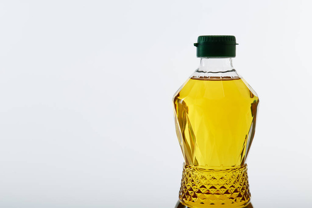 Pflanzenöl in Plastikflasche auf weiß - Foto, Bild