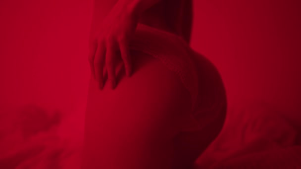 Ağır çekimde kırmızı ışıkta poz veren seksi kadın. Kışkırtıcı kadın kalçaları - Video, Çekim