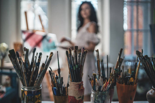 žena umělec malovat štětcem a olejové barvivo - Fotografie, Obrázek