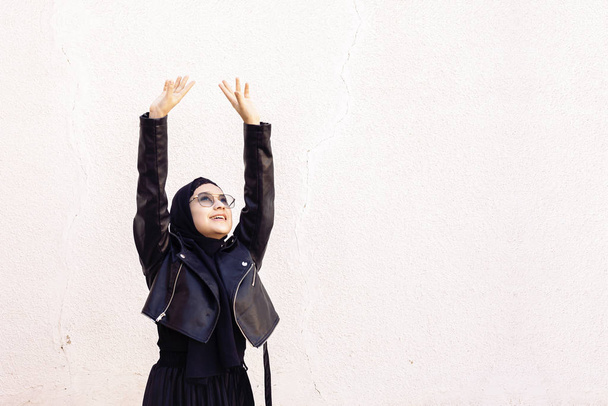 Šťastná íránská dívka zvedá ruce a tancuje. Nadšená mladá žena slaví vítězství. Usmívající se muslimka v tradičním islámském oděvu - hidžáb - Fotografie, Obrázek