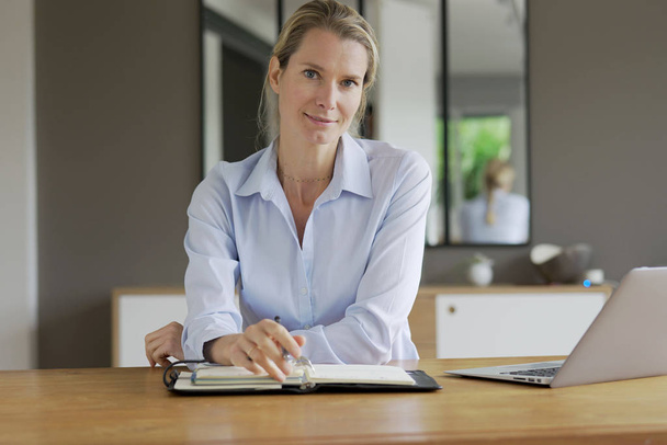 portrait of a businesswoman in an office - Фото, изображение