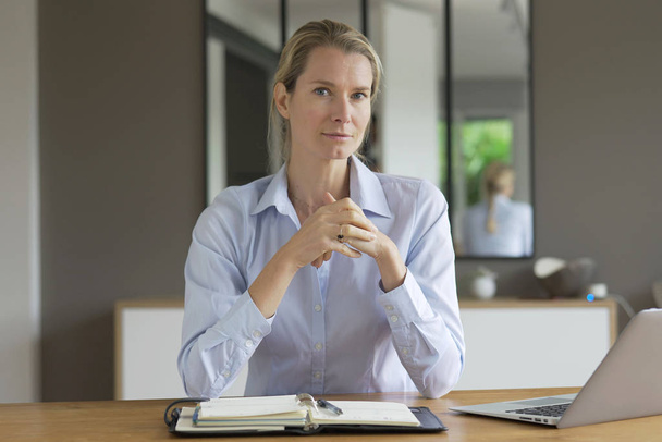 portrait of a businesswoman in an office - Zdjęcie, obraz