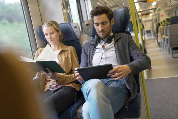 couple traveling in a train - Zdjęcie, obraz
