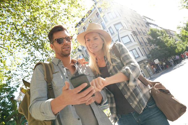 Tourists connected with smartphone in European city - Foto, Bild