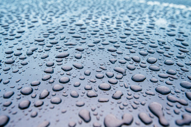 primo piano della superficie pulita della vernice dell'automobile con più gocce d'acqua
 - Foto, immagini