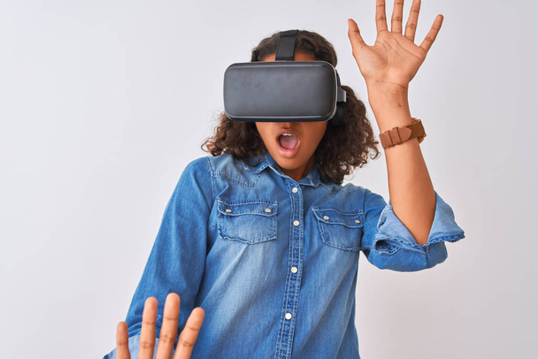 Young african american teenager girl playing virtual reality game using goggles - Φωτογραφία, εικόνα