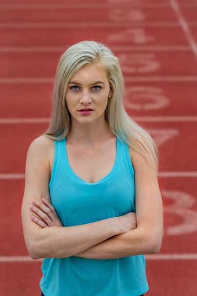 eine junge athletische College-Athletin bereitet sich auf ein Leichtathletik-Meeting an einer Universität vor - Foto, Bild