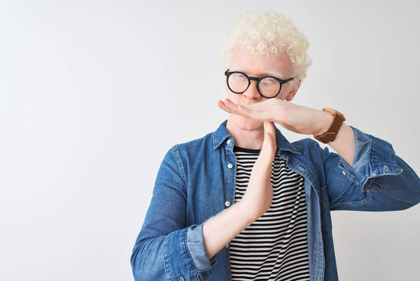 Jeune homme blond albinos portant chemise en denim et lunettes sur fond blanc isolé Faire un geste avec les mains, le visage frustré et sérieux
 - Photo, image