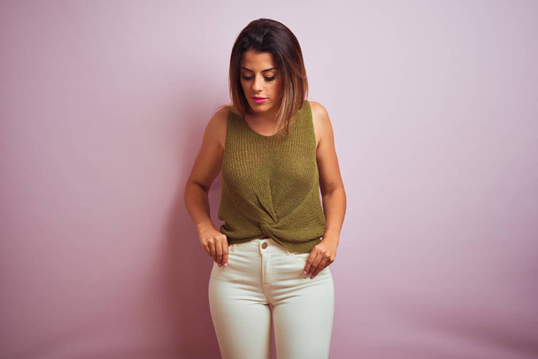 Молодая красивая латиноамериканка стоит в зеленой футболке
 - Фото, изображение
