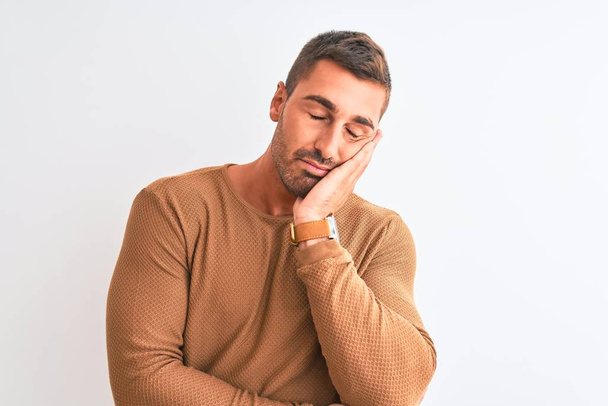 Молодий красивий елегантний чоловік в зимовому светрі над ізольованим тлом думає, що виглядає втомленим і нудним з проблемами депресії з схрещеними руками
. - Фото, зображення