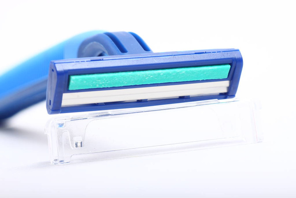 Máquina de afeitar azul con doble hoja, disparar sobre un fondo blanco aislado
 - Foto, imagen