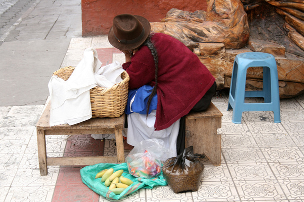 vrouw te wachten voor een verkoop - Foto, afbeelding