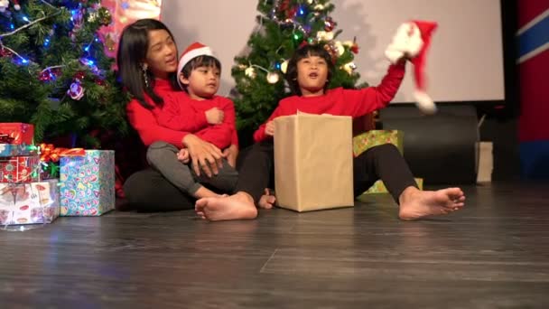 Happy mother with kids near Christmas tree, happy holidays concept - Filmagem, Vídeo