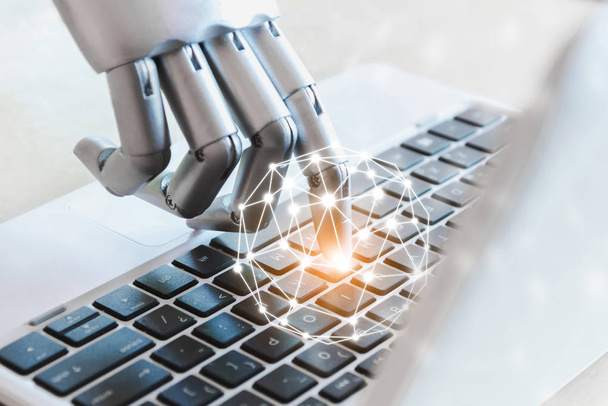 ロボットの手と指は技術のノートパソコンのボタンアドバイザーチャットボットロボットの人工知能の概念を指す - 写真・画像
