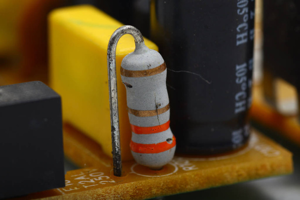 Brotes de cerca de piezas / componentes electrónicos en una placa de circuito impreso / PCB
 - Foto, Imagen