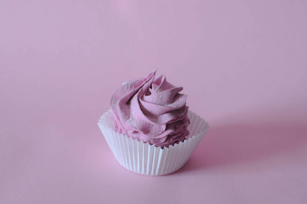 Domowej roboty marshmallow berry zephyr na różowym tle - Zdjęcie, obraz