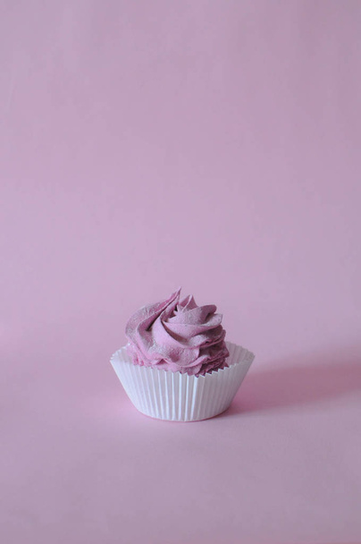 Homemade marshmallow berry zephyr on pink background - Фото, зображення