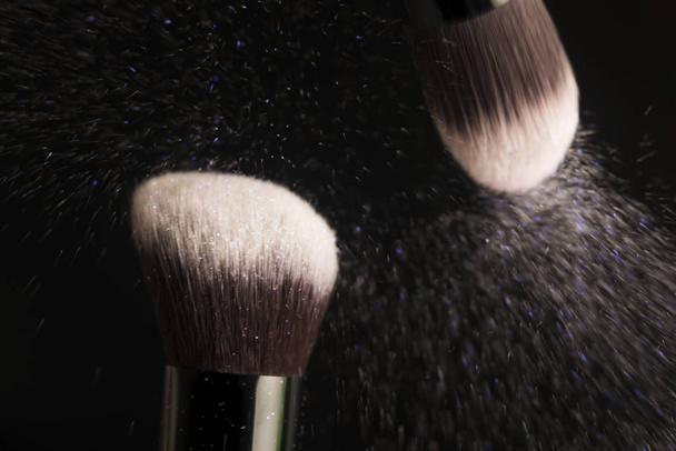 Brosse cosmétique et poudre de maquillage colorée - Photo, image