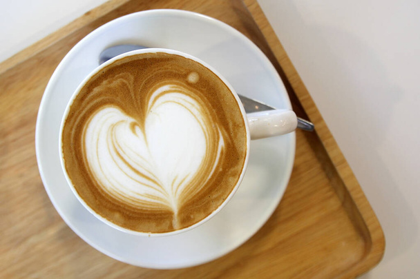 Beker van hete latte art koffie - Foto, afbeelding