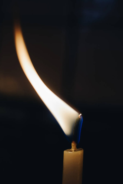 polttaminen kynttilä tehdä valoa näkyvissä tausta
 - Valokuva, kuva