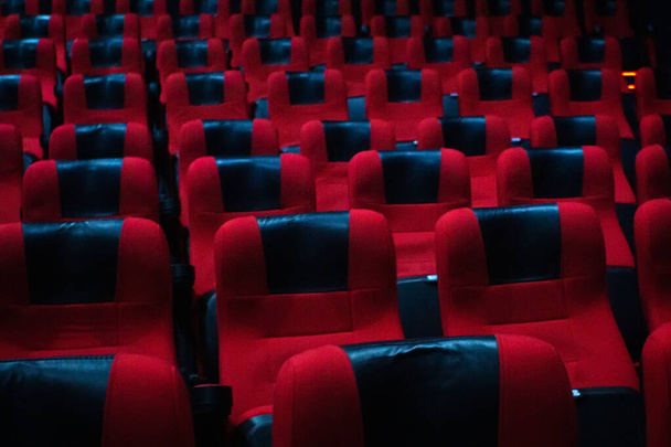 Кинозал внутри, красные стулья. Пустой кинозал
 - Фото, изображение