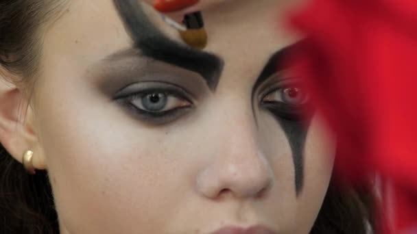 Easy Halloween Makeup. Girl in a beauty salon. Applying a stylistic pattern on the face of the model. The work of a master stylist. - Filmmaterial, Video