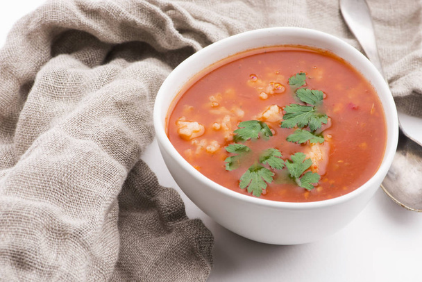 Sopa de tomate con arroz decorado con perejil
 - Foto, imagen