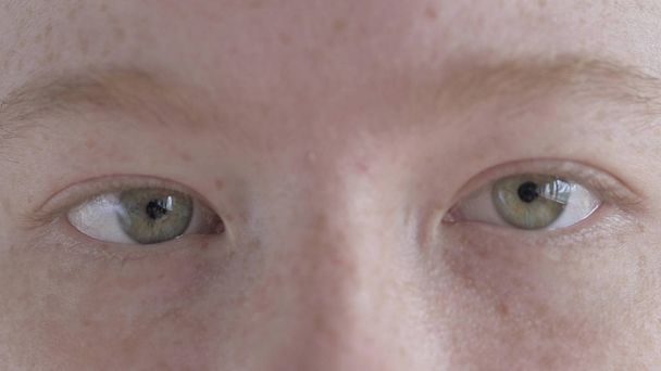 De close-up van vrouwelijke ogen knipperen - Foto, afbeelding