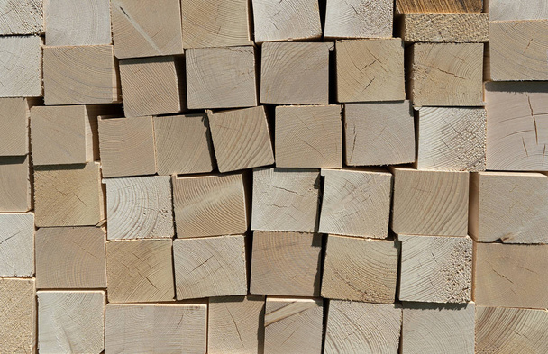 Detalle de una pila de nuevas maderas cuadradas al sol
 - Foto, imagen