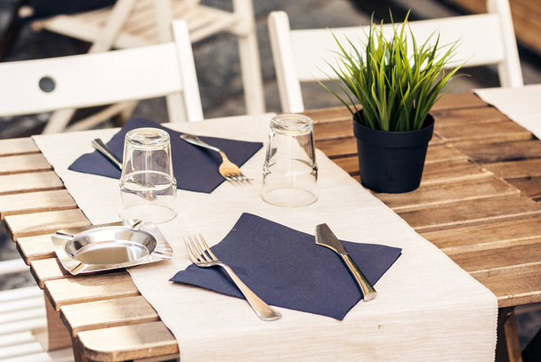 Serveren op de tafel op het terras in het restaurant in Catania, Si - Foto, afbeelding