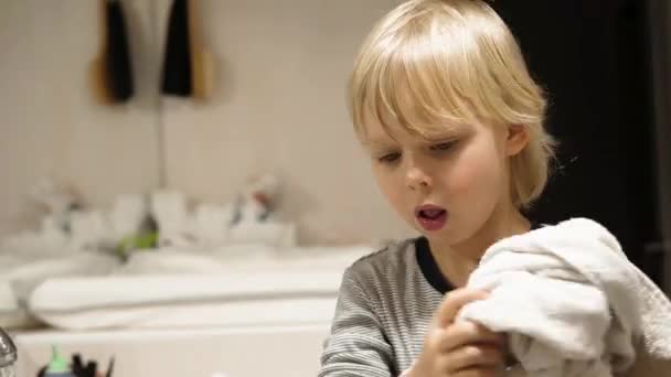 kleine jongen borstelen zijn tanden in de badkamer - Video