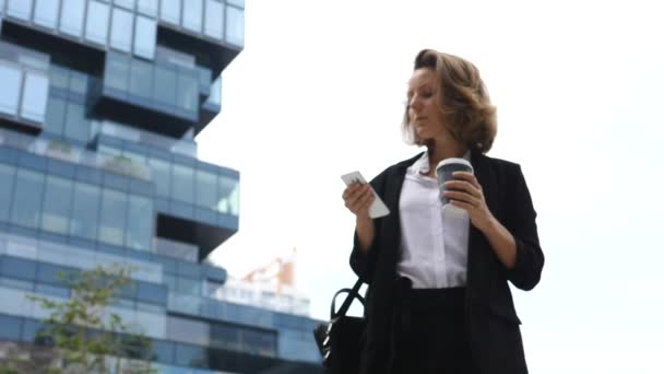 Business Woman Using Smartphone And Dinking Coffee Outdoors - Filmmaterial, Video