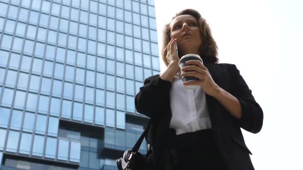Businesswoman Speaking On The Phone Outdoors Near Office Building - Filmmaterial, Video