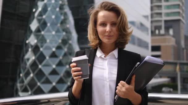 Portrait Of Smiling Businesswoman Enjoying Coffee Break Outdoors - Filmmaterial, Video