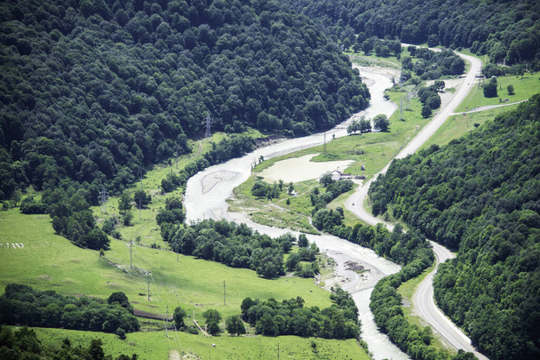 paisaje de montaña, valle del río, montañas, árboles verdes, valle, río, glaciares. Valle de un río Zelenchuk. Arkhyz, Karachay-Cherkessia, Rusia
 - Foto, imagen