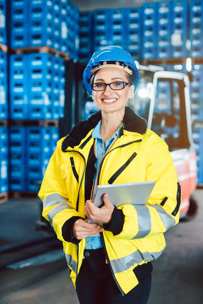 Mujer trabajadora en una empresa de logística con una tableta - Foto, imagen
