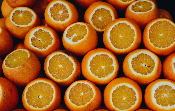  Bündel leuchtend farbiger Orangen am Marktstand als reife saftige tro - Foto, Bild