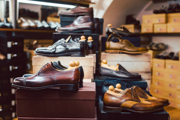 Мужская обувь в ожидании покупателей в магазине
 - Фото, изображение