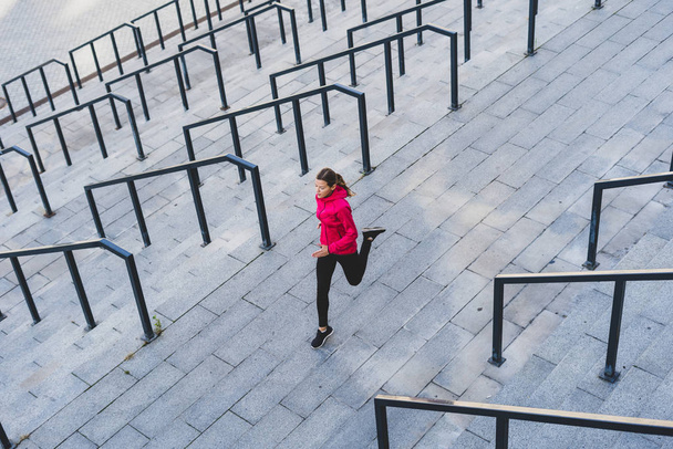 Jeune athlète adulte femme qui court sur l'entraînement sportif en ville
 - Photo, image