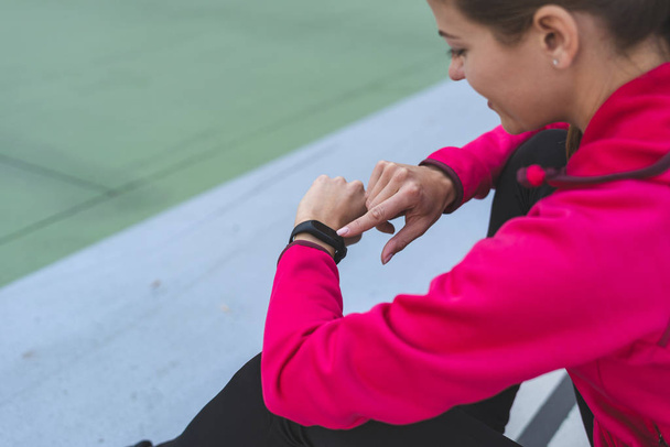  Jeune femme adulte utilisant la technologie de la montre intelligente sur la formation
 - Photo, image