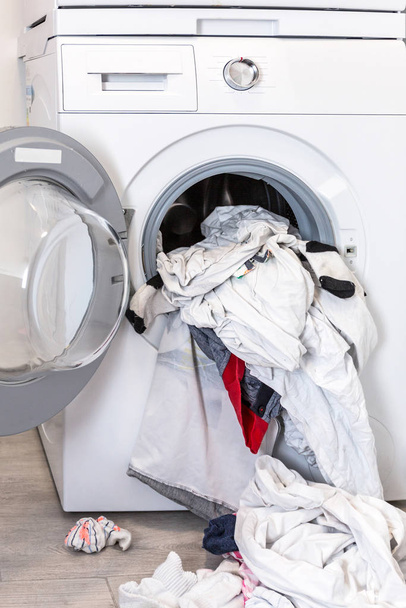 Elektrická pračka s oblečením uvnitř v prádelně - Fotografie, Obrázek