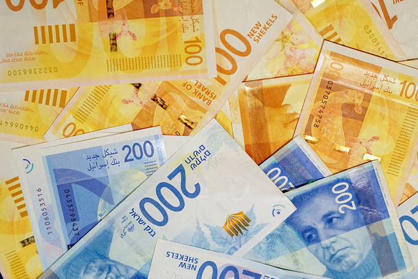 Pilha de notas de dinheiro israelenses
 - Foto, Imagem