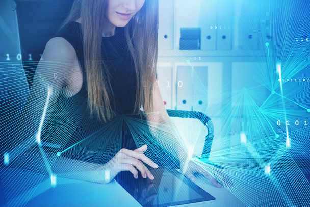 Vrouw met tablet op kantoor, netwerkinterface - Foto, afbeelding