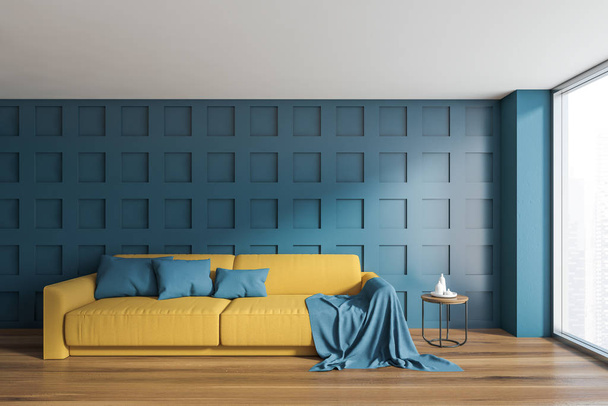 Soggiorno blu scuro con divano giallo
 - Foto, immagini