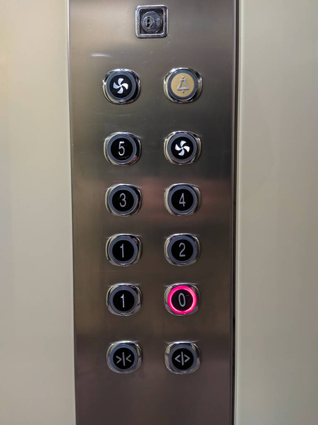 Hissi hissin numerot sisustus kuljetusta varten laitoksen sisällä tai hotellissa, jossa on yksi numero punaisella valolla valittu
 - Valokuva, kuva