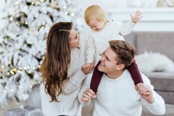Χριστουγεννιάτικο οικογενειακό πορτρέτο στο πάτωμα - Φωτογραφία, εικόνα